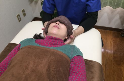 女性肩マッサージ